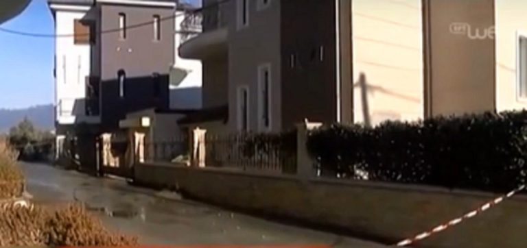 Επίθεση με βόμβες μολότοφ στο σπίτι της Θεοδώρας Τζάκρη ενώ ήταν μέσα το παιδί της (video)
