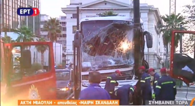 Πειραιάς: Τουριστικό λεωφορείο καρφώθηκε σε κολόνα -Επιχείρηση απεγκλωβισμού του οδηγού