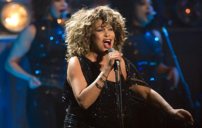 «Το φουστάνι της φωτιάς»: Το εμβληματικό flame dress της Tina Turner και η ιστορία του