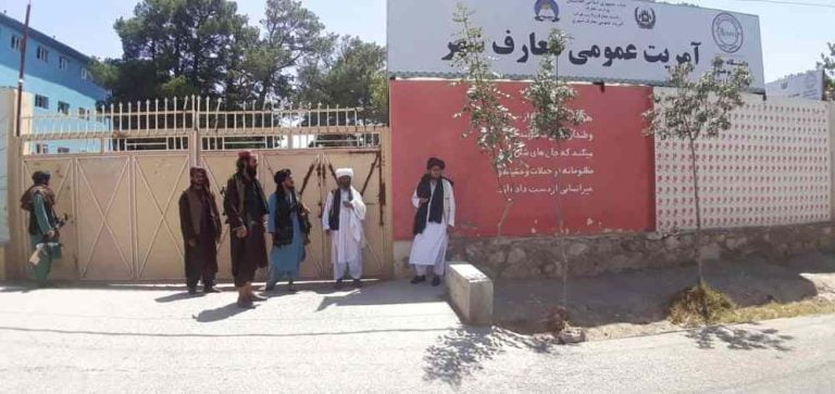 Οι Ταλιμπάν πλησιάζουν την Καμπούλ, δυτικά κράτη απομακρύνουν διπλωμάτες – Οι ΗΠΑ καταστρέφουν έγγραφα