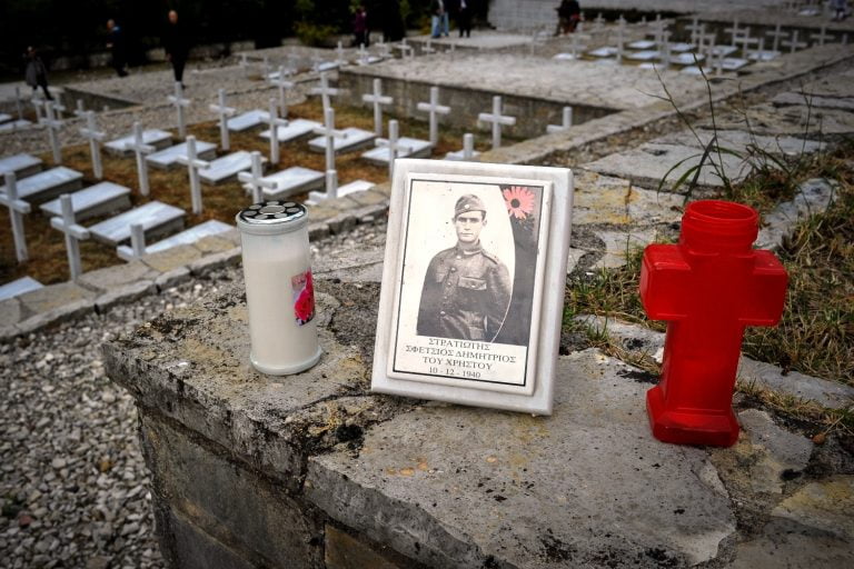 Αλβανία: Ταφή οστών 193 Ελλήνων πεσόντων κατά το έπος του 1940