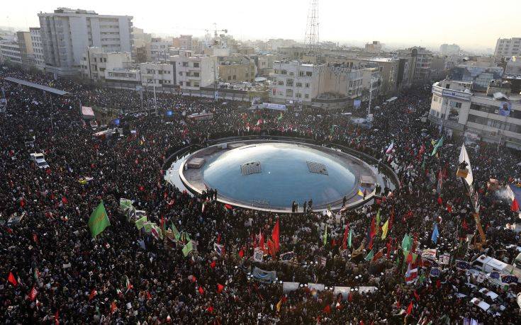 Χιλιάδες άνθρωποι κατέκλυσαν το κέντρο της Τεχεράνης για τον Κασέμ Σουλεϊμανί