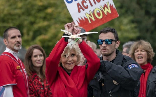 Η Τζέιν Φόντα συνελήφθη ξανά σε διαμαρτυρία για την κλιματική αλλαγή