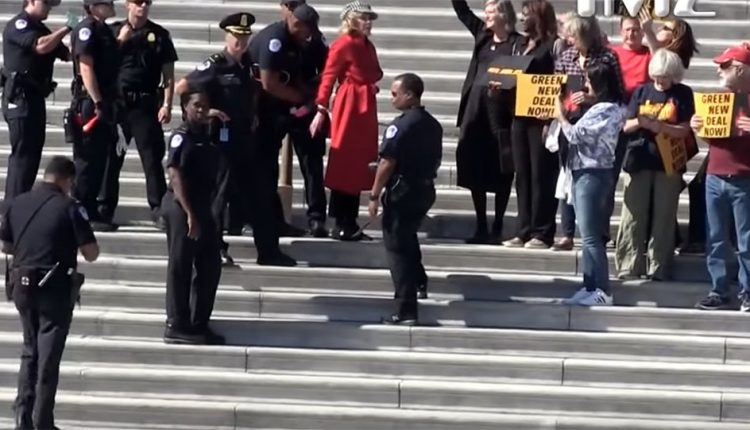 Η Τζέιν Φόντα συνελήφθη σε διαδήλωση για το κλίμα έξω από το Καπιτώλιο(video)