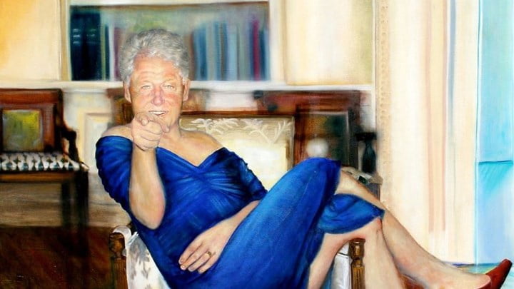 Ο Μπιλ Κλίντον… με μπλε φόρεμα και κόκκινες γόβες – Αίσθηση προκαλεί ο πίνακας που βρέθηκε στο σπίτι του Τζέφρι Έπσταϊν