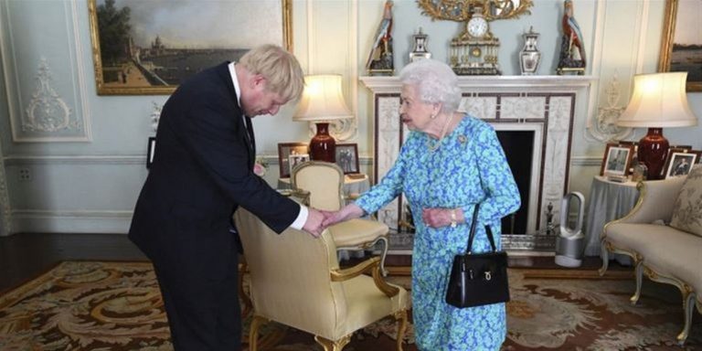 Και επίσημα… Ο Μπόρις Τζόνσον πρωθυπουργός της Βρετανίας -Η υποδοχή από την Ελισάβετ και τα απρόοπτα (VIDEO)