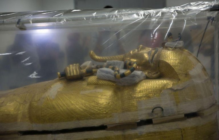 Εντυπωσιάζει η χρυσή σαρκοφάγος του Τουταγχαμών – Φωτογραφίες από την αποκατάσταση
