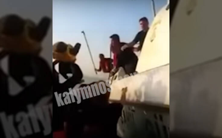 Τούρκοι λιμενικοί χτυπούν πρόσφυγες που επιβαίνουν σε βάρκα (video)