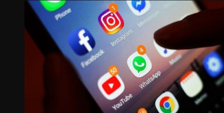 Κορωνοϊός: Η Κομισιόν ζητά περισσότερα από τα social media στην “μάχη” κατά των fake news