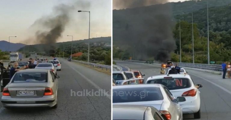 Βίντεο: Βγήκαν σώοι από φλεγόμενο αυτοκίνητο στον κόμβο της Άσπροβάλτας (VIDEO)