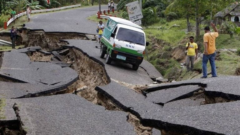 Σε 21 ανήλθαν οι νεκροί από τους δύο σεισμούς που σημειώθηκαν στις Φιλιππίνες