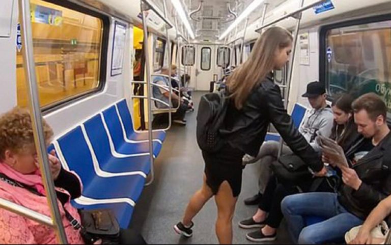 Φοιτήτρια ρίχνει χλωρίνη σε παντελόνια αντρών στο μετρό