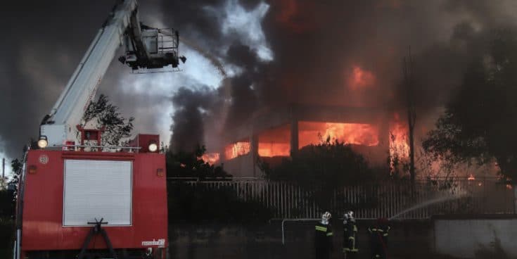 Φωτιά στη Μεταμόρφωση: Καίει από τις 7 το πρωί το εργοστάσιο -Μαύρισε ο ουρανός στην Αθήνα