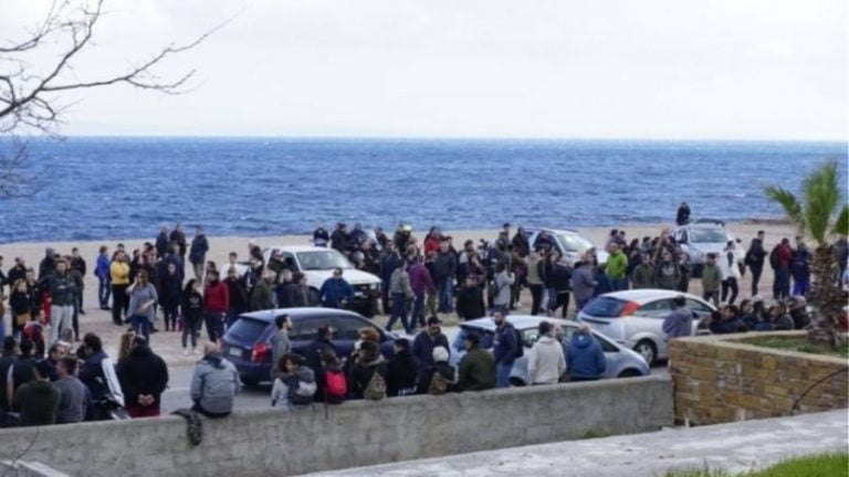 Μεταναστευτικό – Χίος: Κάτοικοι “μπούκαραν” σε ξενοδοχείο που μένουν αστυνομικοί – Τρεις τραυματίες