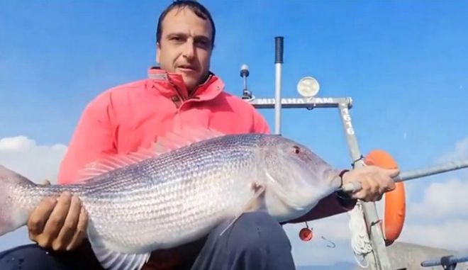 Λήμνος: Ερασιτέχνης ψαράς έπιασε με καλάμι συναγρίδα 10 κιλών