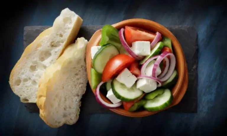 Χωριάτικη σαλάτα με ψωμί: Πόσες θερμίδες έχει