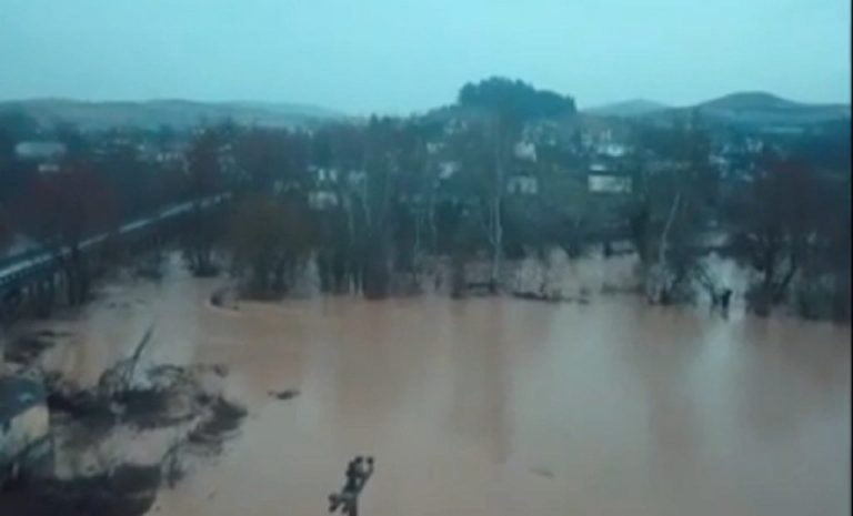 Σέρρες: Υπερχείλισε ο ποταμός Αγγίτης -“Βούλιαξε” στο νερό η Αγγίστα (video)