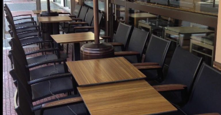 Άδειες καρέκλες: Την Τετάρτη τα καφέ και τα εστιατόρια γεμίζουν με καρέκλες τις πλατείες και διαμαρτύρονται