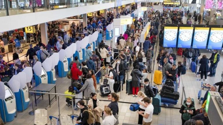 Ολλανδία: Θετικοί στον κορωνοϊό 61 επιβάτες από τη Νότια Αφρική – Εξετάζεται εάν πρόκειται για το στέλεχος Όμικρον
