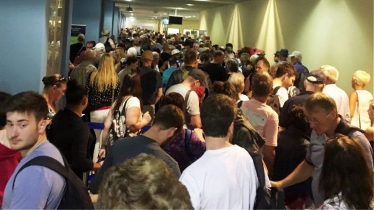 Εικόνες χάους στο αεροδρόμιο της Ρόδου: Εκατοντάδες τουρίστες περιμένουν σε ατέλειωτες ουρές (ΦΩΤΟ)