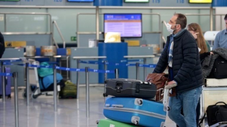 Νέοι περιορισμοί για την είσοδο ταξιδιωτών στη χώρα – Τι περιλαμβάνει η σχετική ΚΥΑ