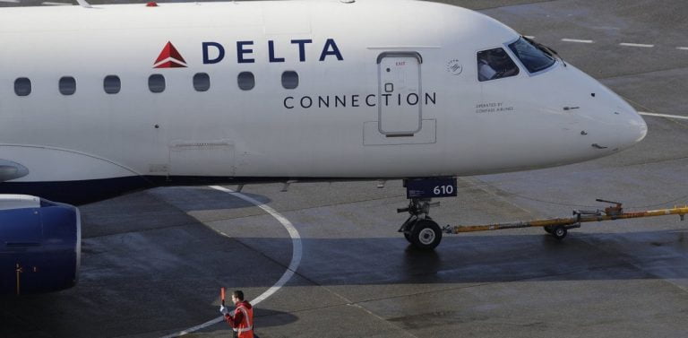Τρόμος στον αέρα: Σε βίντεο η στιγμή που χάλασε ο κινητήρας σε αεροπλάνο της Delta Air Lines
