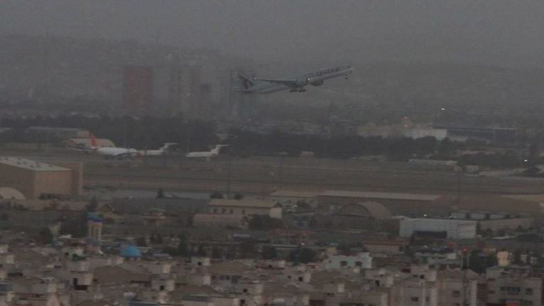 Προσγειώθηκε στην Ντόχα το αεροσκάφος με ξένους υπηκόους που απεγκλωβίστηκαν από Αφγανιστάν