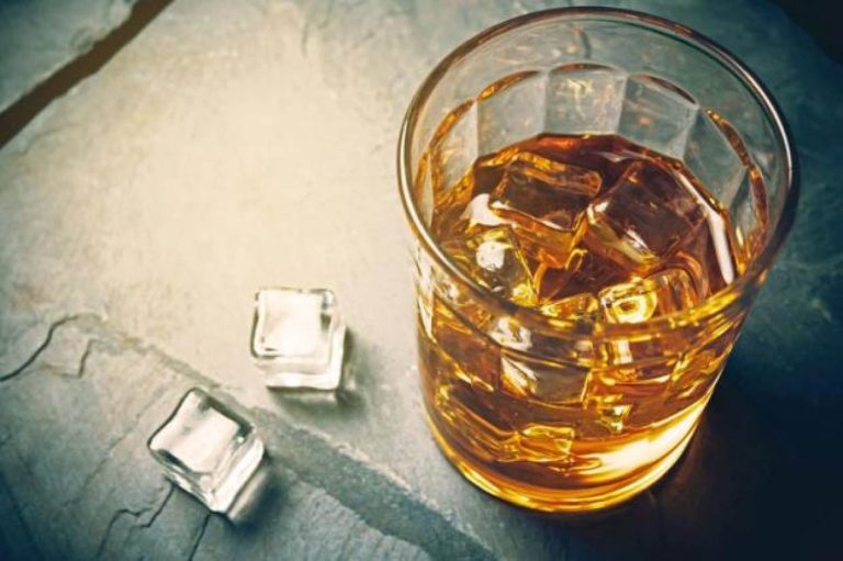 Υγεία: Αυξημένος ο κίνδυνος εγκεφαλικού για τους 20άρηδες και 30άρηδες που πίνουν πολύ αλκοόλ