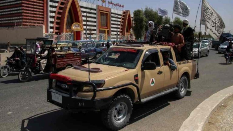 Παρέλαση των Ταλιμπάν στην Κανταχάρ μέσα σε αμερικανικά στρατιωτικά οχήματα