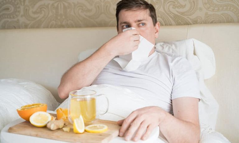 Γρίπη και κρυολόγημα: Οι βιταμίνες που σας προστατεύουν & οι τροφές που τις περιέχουν