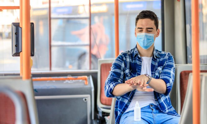 Κορονοϊός-Λοιμωξιολόγοι: Εισηγούνται την υποχρεωτική χρήση μάσκας στους κλειστούς χώρους