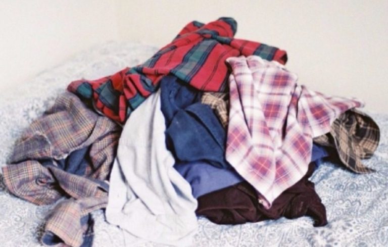 Γιατί δεν πρέπει να αφήνετε τα άπλυτα ρούχα πεταμένα στο δωμάτιο
