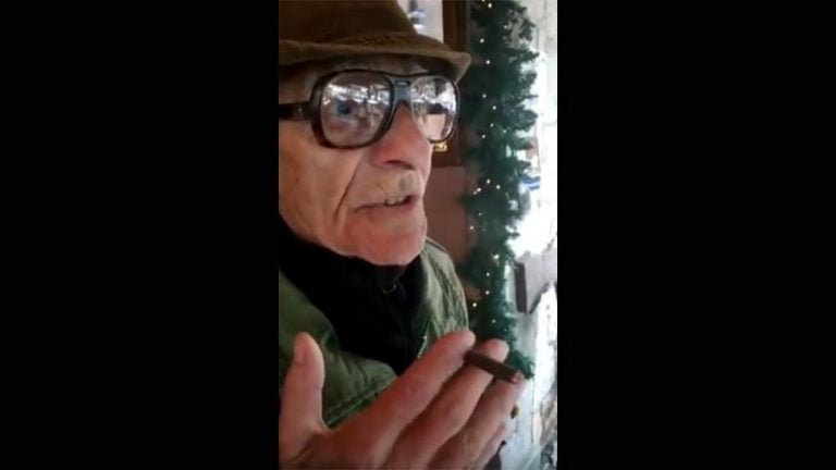 Αράχωβα: 86χρονος στα… χιόνια για να καπνίσει (VIDEO)