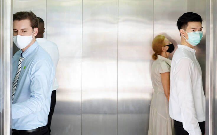 «Μη μιλάτε»: Η συμβουλή των ειδικών για να μην κολλήσετε κορονοϊό στο ασανσέρ
