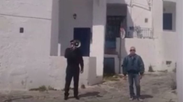 Με ντουντούκες ενημερώνει τους πολίτες η αστυνομία στην Κίμωλο (video)