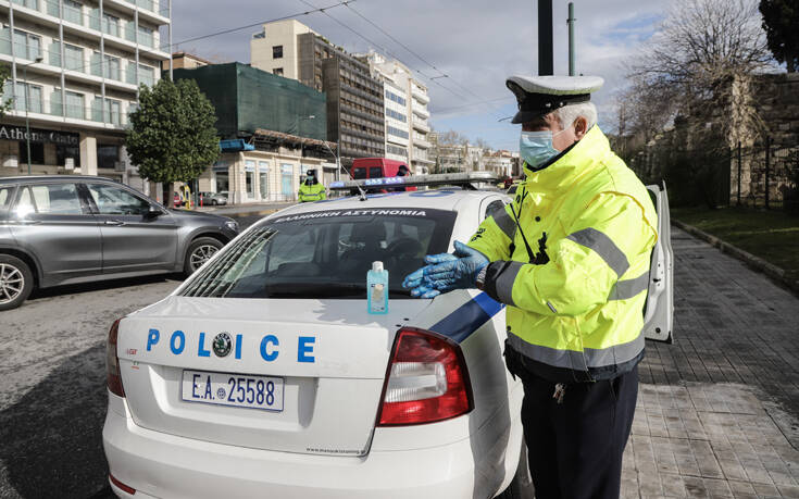 Επιβάτης ταξί απείλησε αστυνομικό ότι θα φταρνιστεί πάνω της αν του κόψει πρόστιμο