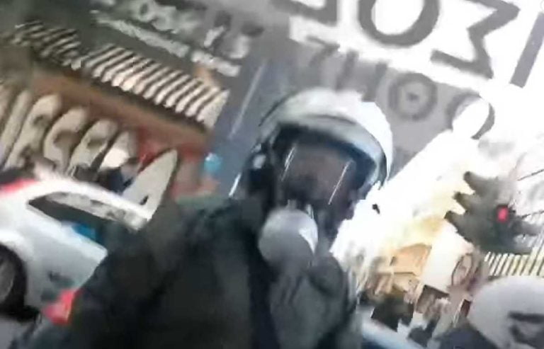 Εισαγγελική έρευνα για τον αστυνομικό που φαίνεται σε βίντεο να σπάει τζαμαρία καταστήματος (video)