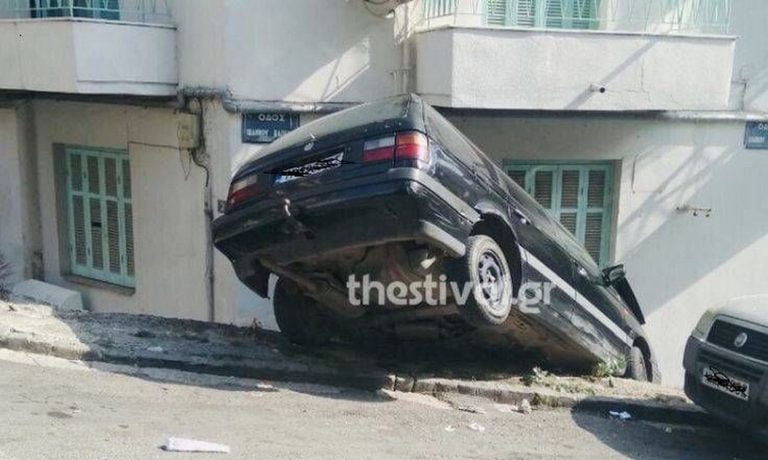 Αυτοκίνητο προσγειώθηκε σε σπίτι στη Θεσσαλονίκη