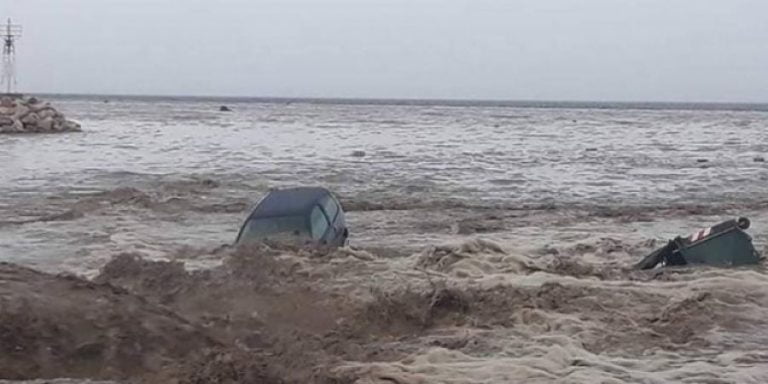 Χαλκιδική: Ταξί κατέληξε στη θάλασσα λόγω βροχόπτωσης