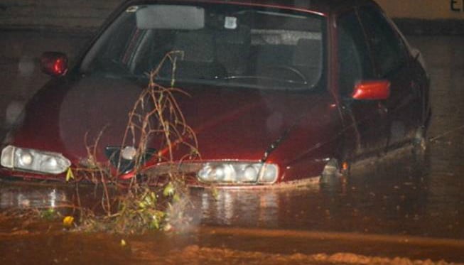Θεσσαλονίκη: Τέσσερα άτομα εγκλωβίστηκαν στο αυτοκίνητο… λόγω βροχής
