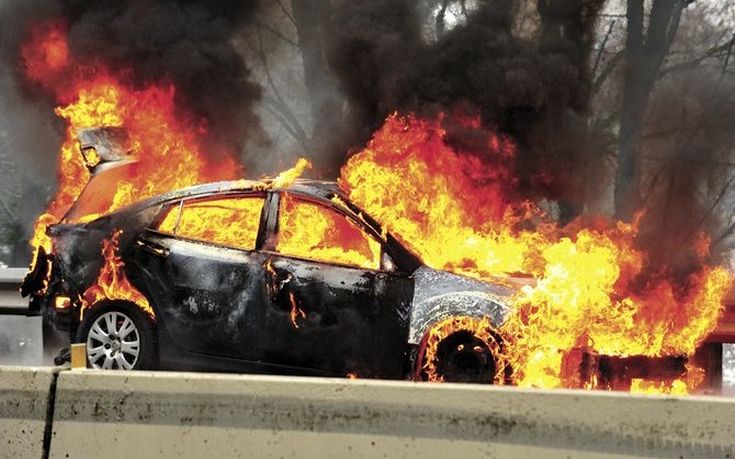 Θεσσαλονίκη: Φωτιά σε δύο οχήματα τα ξημερώματα