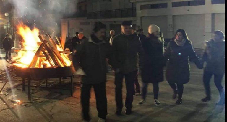 Σέρρες :Το έθιμο της Χριστουγεννιάτικης φωτιάς αναβίωσε στο Βαμβακόφυτο