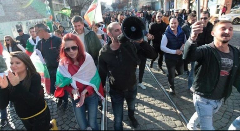 Στους δρόμους οι Βούλγαροι για τα καύσιμα-Απέκλεισαν την κυκλοφορία σε 20 πόλεις