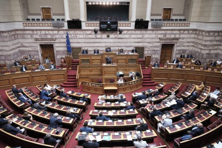 Live από τη Βουλή: Σε θέσεις μάχης οι αρχηγοί – Ο δημόσιος διάλογος με φόντο και το ελληνικό #metoo