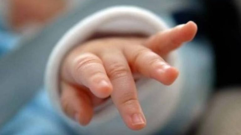 Θάνατος βρέφους στα Γρεβενά: «Δεν είχε κανένα πρόβλημα υγείας το μωρό μας» λέει η μητέρα