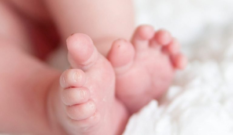 Σοκ στο Αίγιο, βρέθηκε νεογέννητο βρέφος σε κάδο απορριμμάτων
