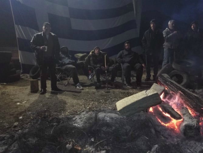 Σέρρες: Ξενυχτούν οι κάτοικοι στο μπλόκο της Βυρώνειας- Συνεχίζονται οι αντιδράσεις