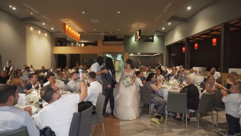 Τρίκαλα: Κουκουλοφόροι μπούκαραν στον γάμο και πήραν τον γαμπρό… σηκωτό -video