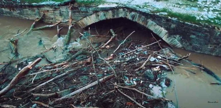 Σέρρες: Στη δίνη της κακοκαιρίας Μπάλλος -Η αρχαία γέφυρα Αγγίτη εκπέμπει SOS- video