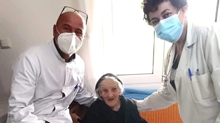 Σέρρες: Εμβολιάστηκε γιαγιά 107 ετών- “Η ελπίδα δεν έχει ηλικία”